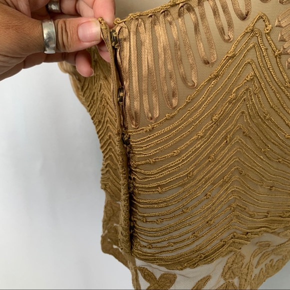 [Ecote] Gold Shimmer Embroidered Crop Tank - Picture 4 of 10